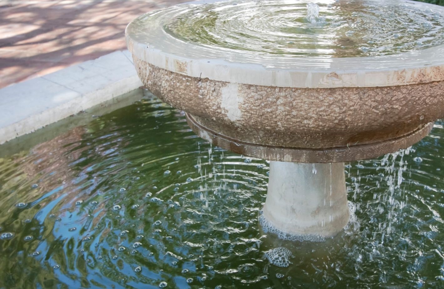 Mantenimiento y limpieza de tu fuente de agua para jardín