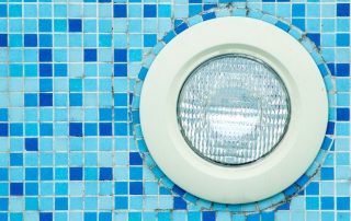 Por qué usar focos LED para iluminar tu piscina