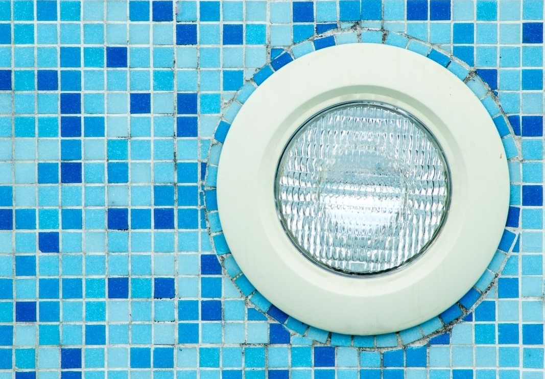 Por qué usar focos LED para iluminar tu piscina